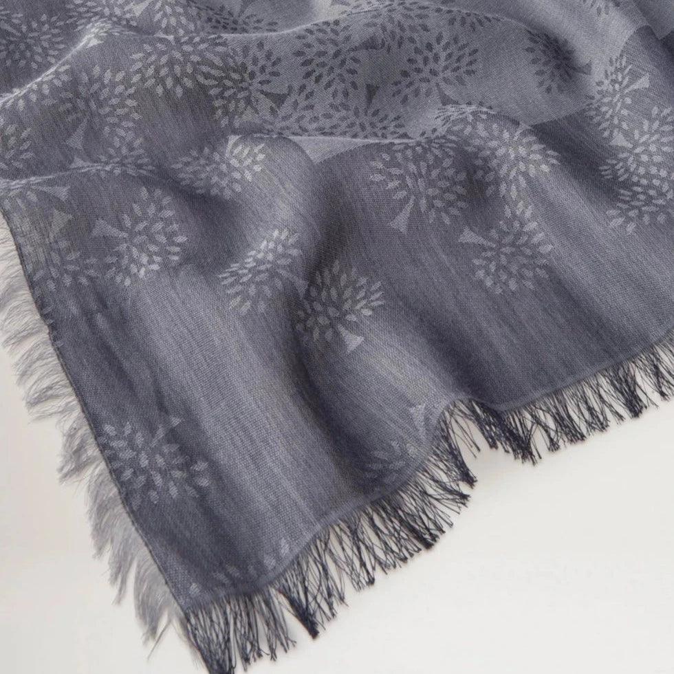 Mulberry Tamara Square Charcoal 140cm halsduk i mörkgrå med fransar och diskret trämönster. Modell VS4637705C110