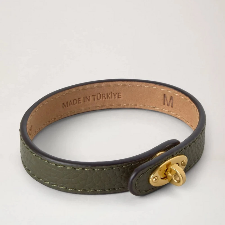 Mulberry Tunt läderarmband i olivgrönt läder med gyllene spänne, modell QB2390205Q749-001-1