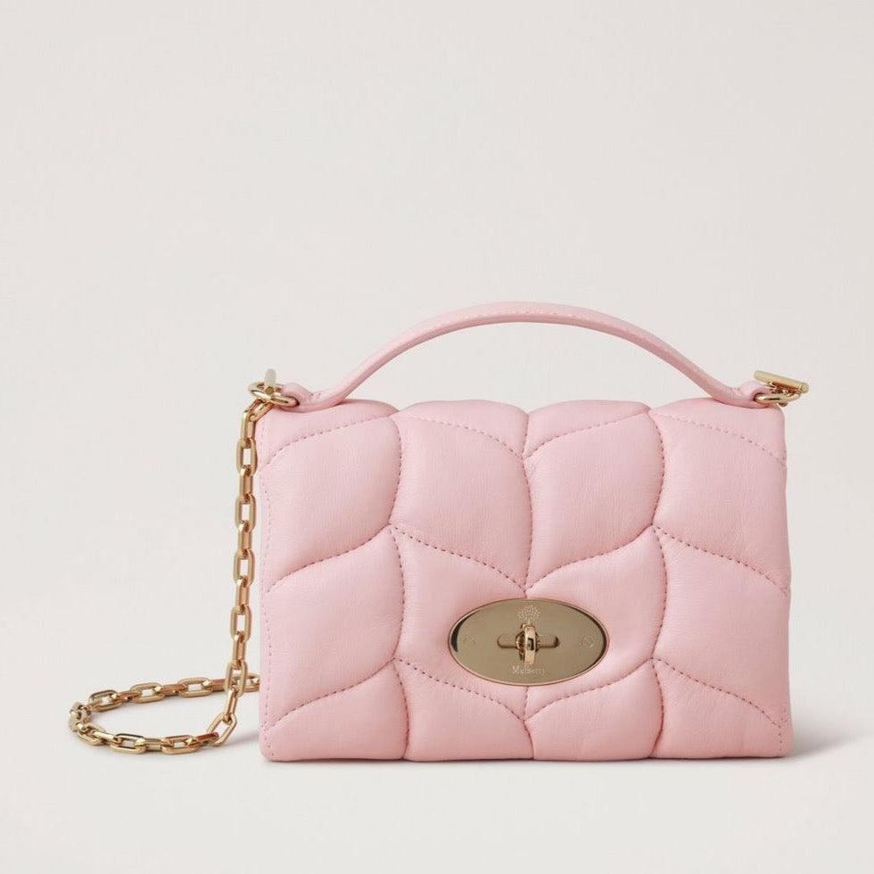 Mulberry Tiny Softie Nappa Powder Rose har en rosa quiltad väska med kedjerem och metallspänne, modell RL7453/530J999.