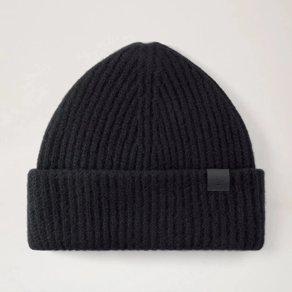 Mulberry Tree Chunky Wool Beanie Black har en svart ribbad ullmössa med en diskret svart etikett på framsidan. Modell vh4157153a100.