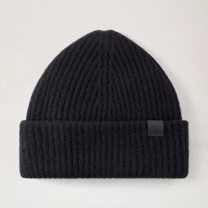 Mulberry Tree Chunky Wool Beanie Black har en svart ribbad ullmössa med en diskret svart etikett på framsidan. Modell vh4157153a100.