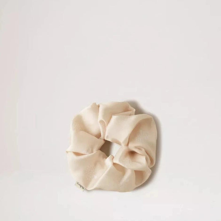 Mulberry Tree Hair Scrunchie Cream i ljusbeige satinlook, enkel och elegant på neutral bakgrund. Modell VA0009948H130