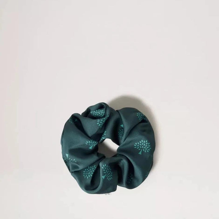 Mulberry Tree Hair Scrunchie in mulberry grön med satinlook och mörkgrönt trämotiv. Modell VA0009948Q633-1
