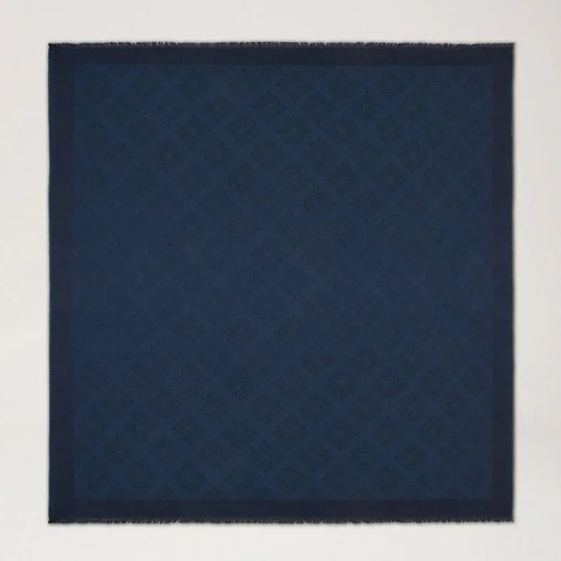Mulberry Tree Square Night Sky Cotton Silk Blend halsduk i mörkblått med diskret mönster, modell VS4639709U888