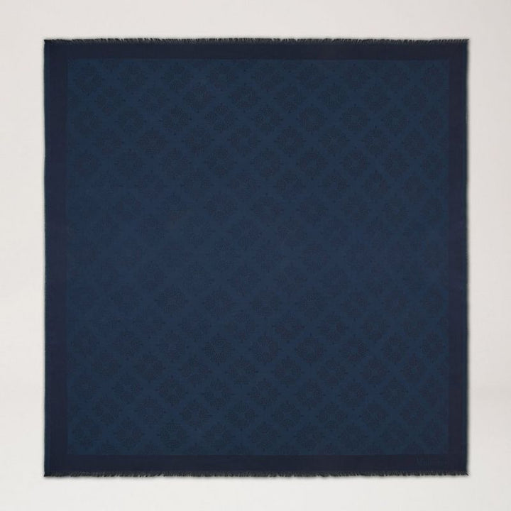 Mulberry Tree Square Night Sky Cotton Silk Blend halsduk i mörkblått med diskret mönster, modell VS4639709U888