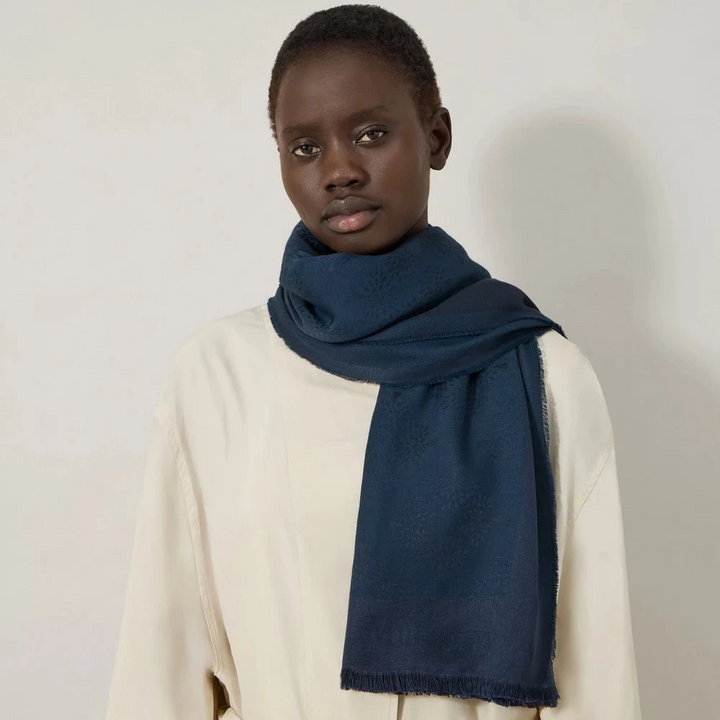 Mulberry Tree Square Night Sky Cotton Silk Blend visar en mörkblå bomull-silke halsduk som bärs av modellen. Modell vs4639709u888