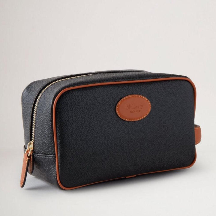 Mulberry Wash Case Eco Scotchgrain Black/Cognac toalettväska i svart och cognac med synliga läderdetaljer. Modell rl7430127a340