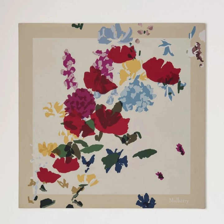 Mulberry Winter Floral Square Scarf sidenscarf med flerfärgat blommönster på ljus bas. Modell VS4829087H712