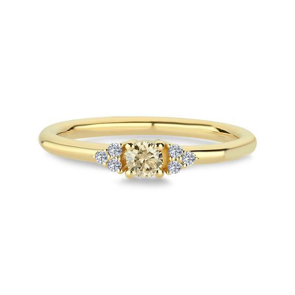 nuran 14kt champagne diamantring med central champagnefärgad diamant och små klara diamanter på slimmad guldring. Modell a3080ch-a3080ch-021rg-001