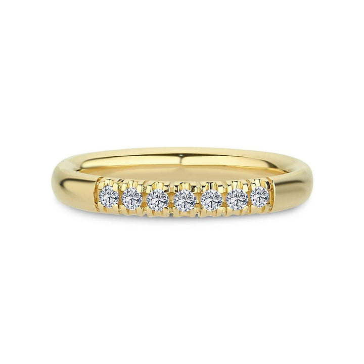 Nuran 14kt Champagne Diamond Ring visar en elegant guldring med sju klara diamanter i rad. Modell a3088-014rg-001.