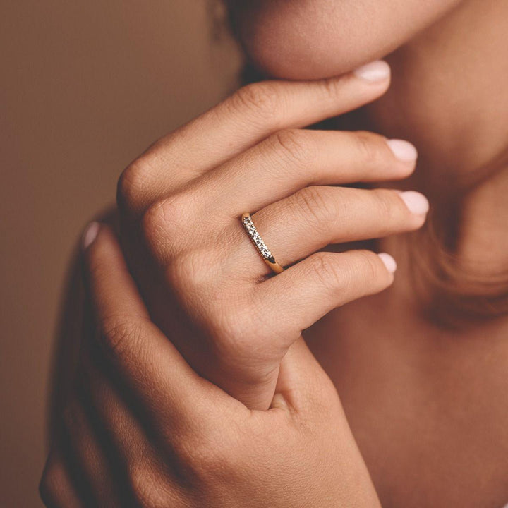 Nuran 14kt Champagne Diamond Ring bärs till hands, elegant design i guld med gnistrande diamanter. Modell a3088-014rg-001