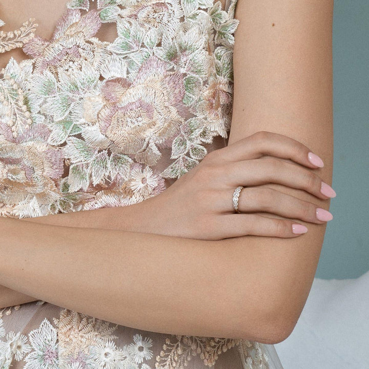 Nuran 14kt Duchess Ring 0,57ct W SI A2450-057-RG-001 visas till hands med delikat rosa manikyr, modell A2450-057-RG-001.