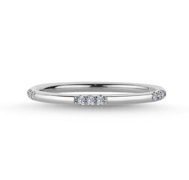 Nuran 14kt Noelle ring med diamanter i vitguld, slimmad enkel modell med diskreta stenar. Modell a3062-0075hg-001-1