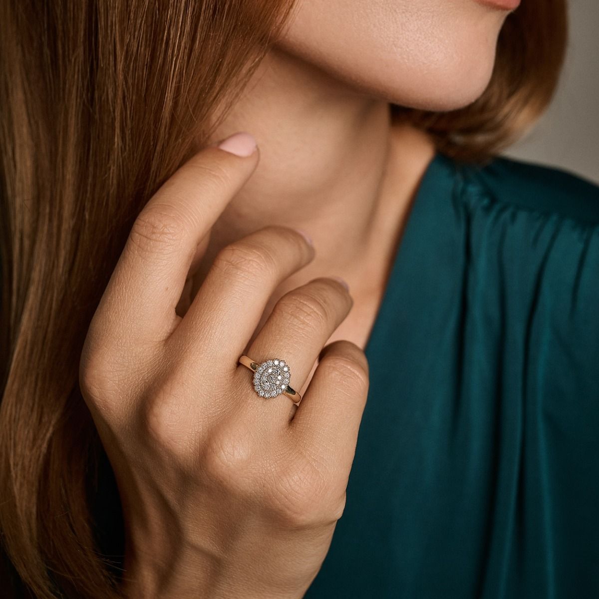 Nuran Athene 14kt ring 0,38ct W/SI bärs på en kvinnas hand, fin detalj av guld och diamanter. Modell a2561-038rg-001.