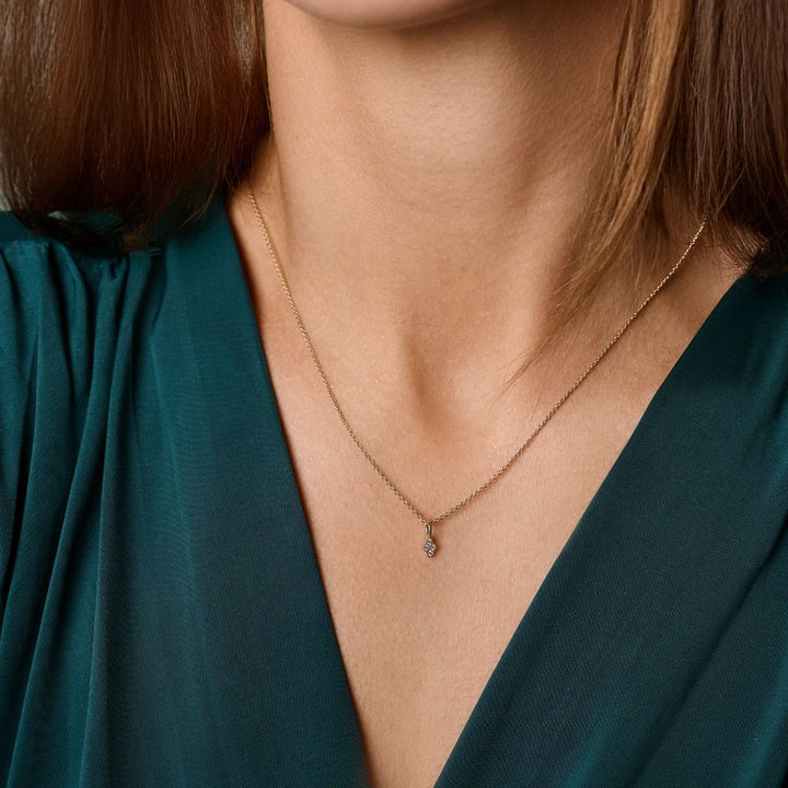 Nuran Athene 14kt hänge 0.04ct W/SI visad nära en kvinnas hals, elegant i guld med diamant. Modell v2560-004rg-2