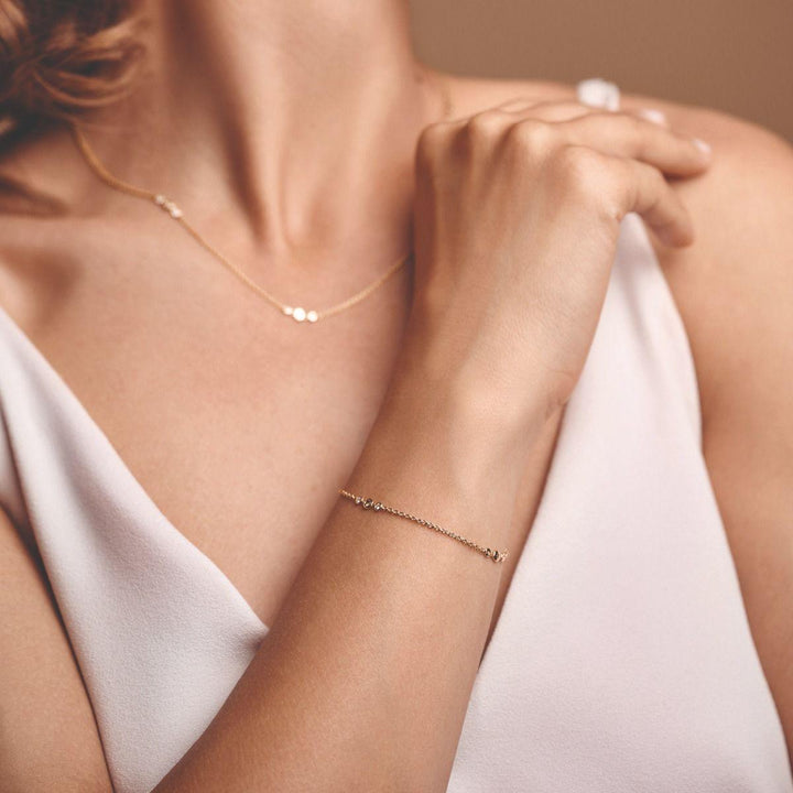 Nuran Champagne-armband med diamanter som bärs på handleden i rosa topp, modell b3090ch-021rg