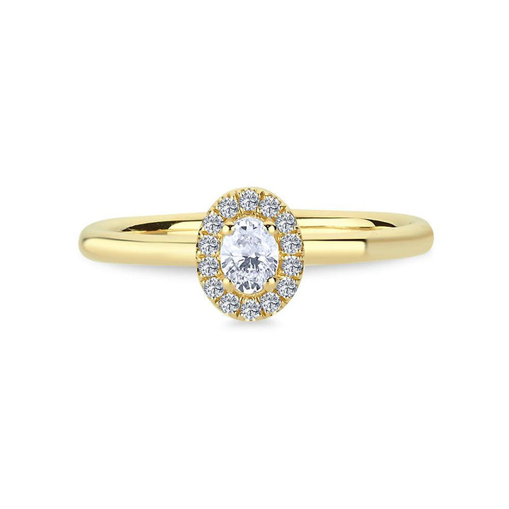 Nuran Champagne Ring i guld med diamanter, oval mittsten och klar halodetalj. Modell a3082-024rg-001