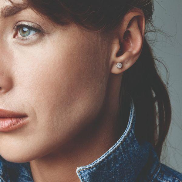 Nuran Cordelia Diamantörhängen i 14kt guld sett på kvinna, rund modell med diskret gnistra, Modell o2136-022rg-2.