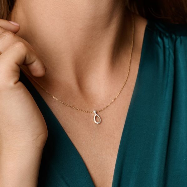 Nuran Mira 14kt halsband 0.14ct W/SI visas på halsen, elegant guld med diamanthänge. Modell v2502-014rg-1.