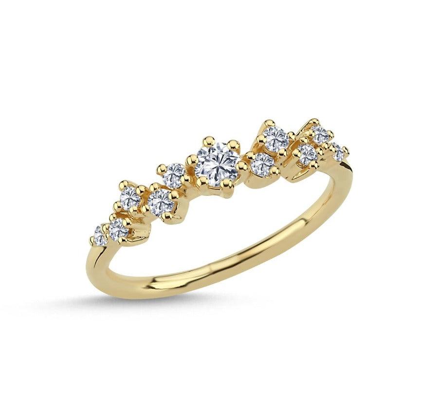 Nuran Twinkle Ring med diamanter, elegant guldring med facettslipade diamanter på vit bakgrund. Modell a2121-026-001