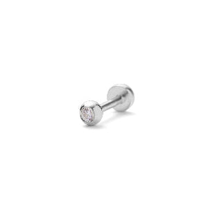 Pernille Corydon Astra Helix Piercing i silver med rund, klar sten sett på nära håll. Modell E-832-S-1