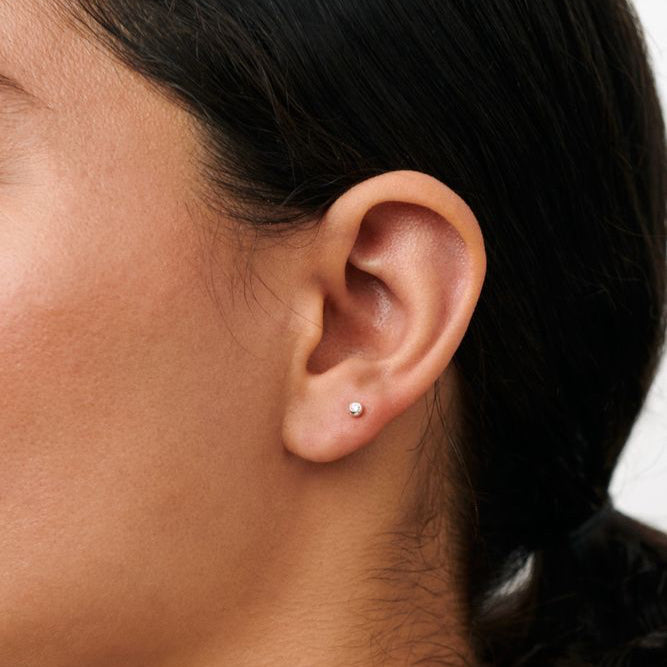 Pernille Corydon Astra Helix Piercing i silver ses som ett minimalistiskt örhänge på örat. Modell E-832-S