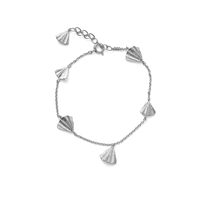 Pernille Corydon Autumn Leaf Armband i silver med fina bladhängen, elegant kedja. Modell B-497-S