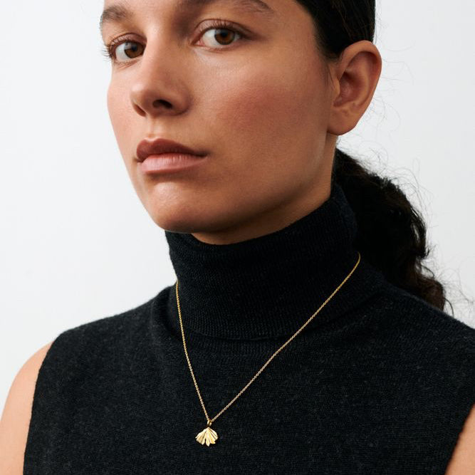 Pernille Corydon Autumn Leaf halsband i guldpläterat silver visat bärs av modell, modell N-497-GP-1