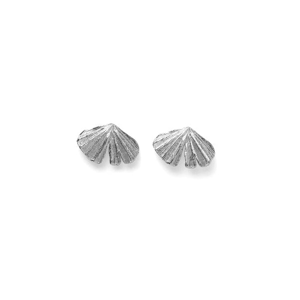 Pernille Corydon Autumn Leaf örhängen i silver, bladformad design på vit bakgrund. Modell E-496-S