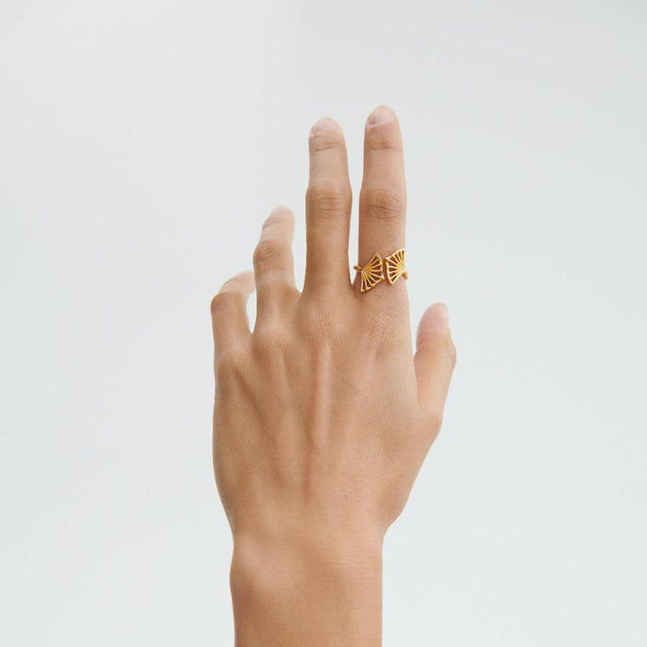 Pernille Corydon Ballerina silverring bärs till hands, öppen modell med gyllene färg, modell R-349-S-003