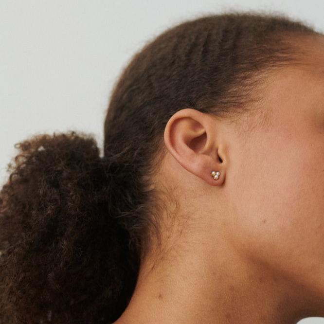 Pernille Corydon Bay örhängen i silver med sötvattenspärlor, visad på örat, modell E-446-S