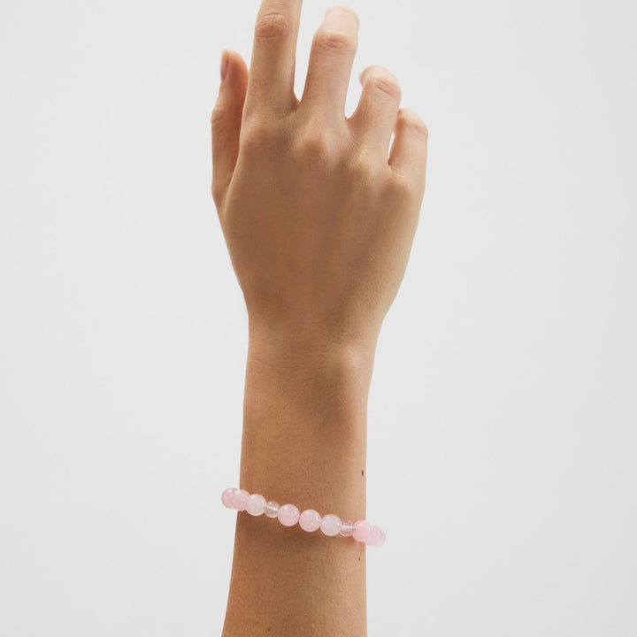 Pernille Corydon Blush guldpläterat armband med rosékvarts som bärs på handleden, modell B-526-GP
