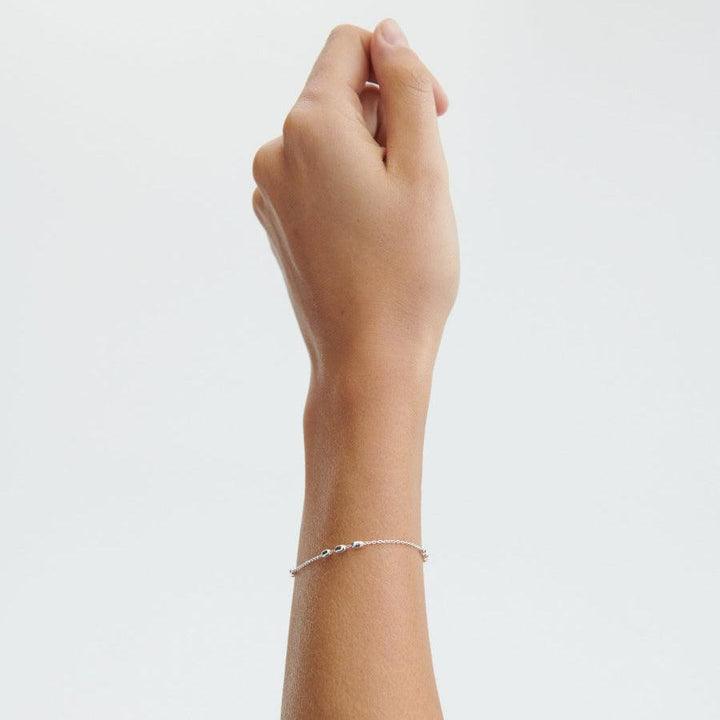 Pernille Corydon Caia Armband i silver visat på modellhand, enkel och feminin stil. Modell B-730-S