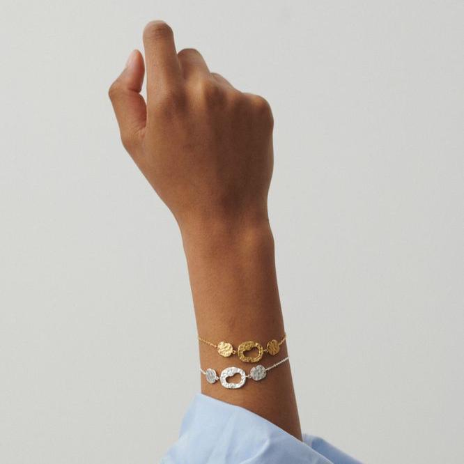 Pernille Corydon Cloud Silver Armband visas på handleden, elegant design i silver. Modell B-566-S.