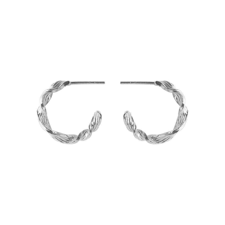 Pernille Corydon Dancing Wave Hoops i silver framstår som eleganta vridna örhängen. Modell E-489-S
