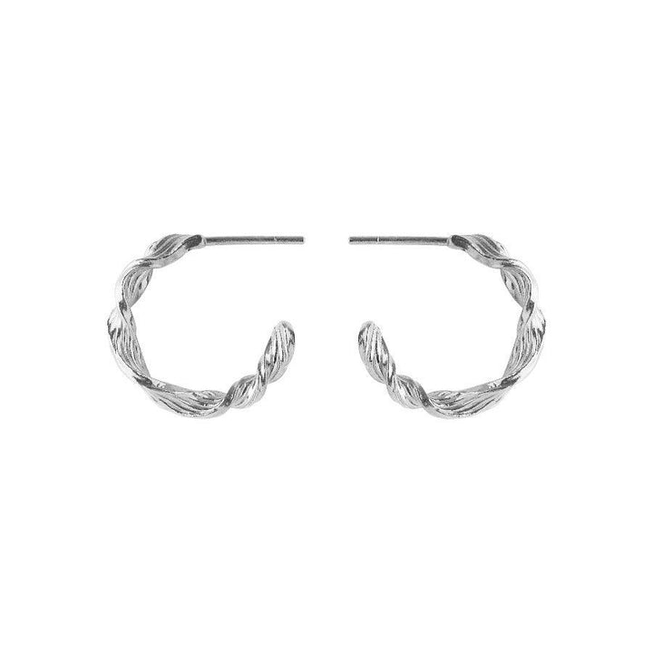 Pernille Corydon Dancing Wave Hoops i silver framstår som eleganta vridna örhängen. Modell E-489-S