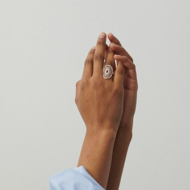 Pernille Corydon Daylight Signature Ring i silver utställd till hands, elegant och detaljerad, modell r-572-s-001
