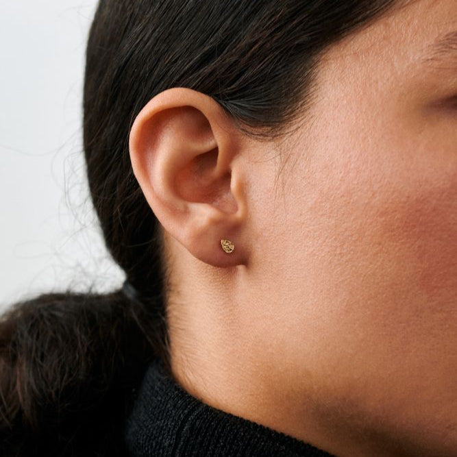 Pernille Corydon Drop Nature öronproppar i guldpläterade visas på örat, enkel och elegant stil. Modell E-393-GP-1