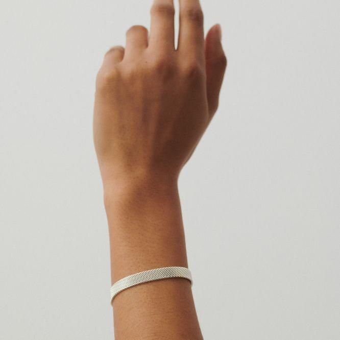 Pernille Corydon Eloise Silverarmband visas på handleden i neutral bakgrund. Modell B-727-S.