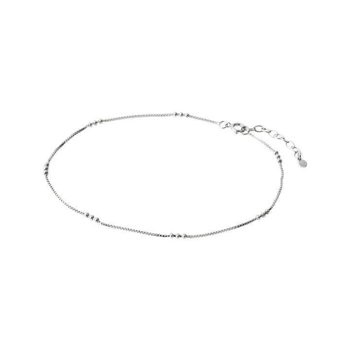 Pernille Corydon Eva Anklet Silver visar en enkel, slimmad fotlänk i silver med små kuldetaljer. Modell A-721-S-1