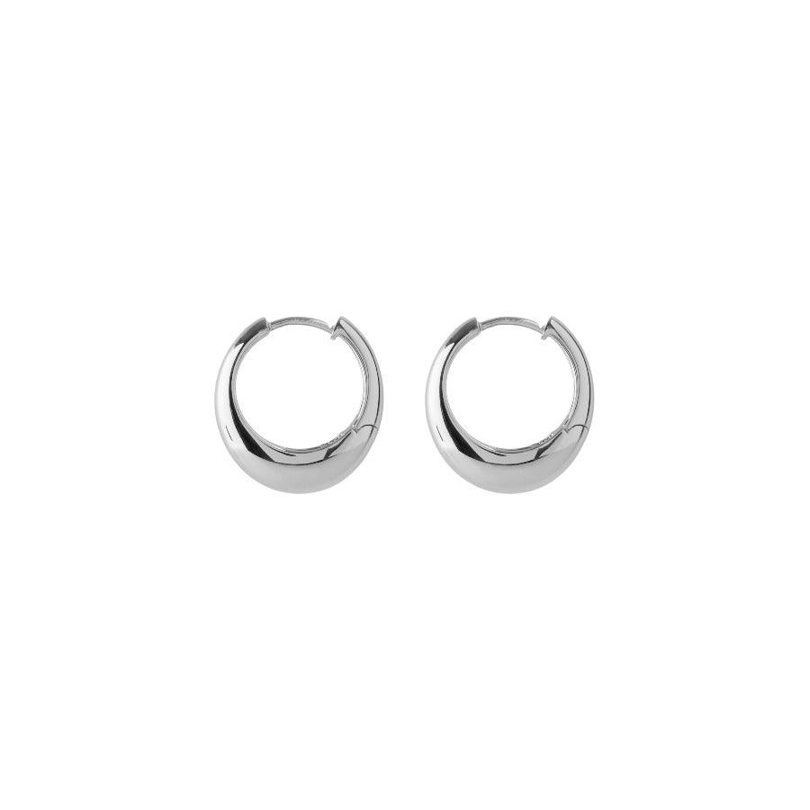 Pernille Corydon Globe Huggies i silver, snygga och glänsande creoler på vit bakgrund. Modell E-401-S.