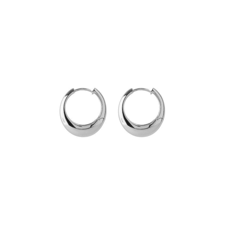 Pernille Corydon Globe Huggies i silver, snygga och glänsande creoler på vit bakgrund. Modell E-401-S.