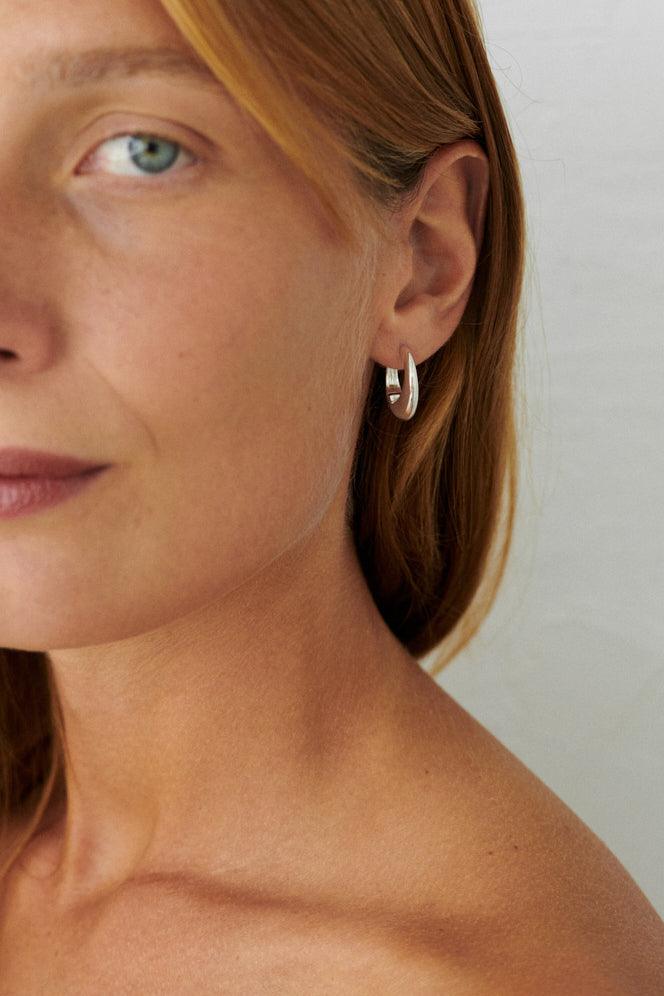 Pernille Corydon Globe Huggies i silver bärs av modell, enkel och elegant stil. Modell E-401-S