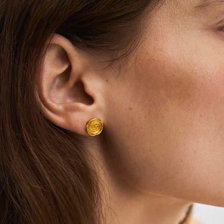 Pernille Corydon Medium Rose guldpläterade örhängen som visas nära örat, elegant guldfärgad detalj. Modell E-536-GP-1