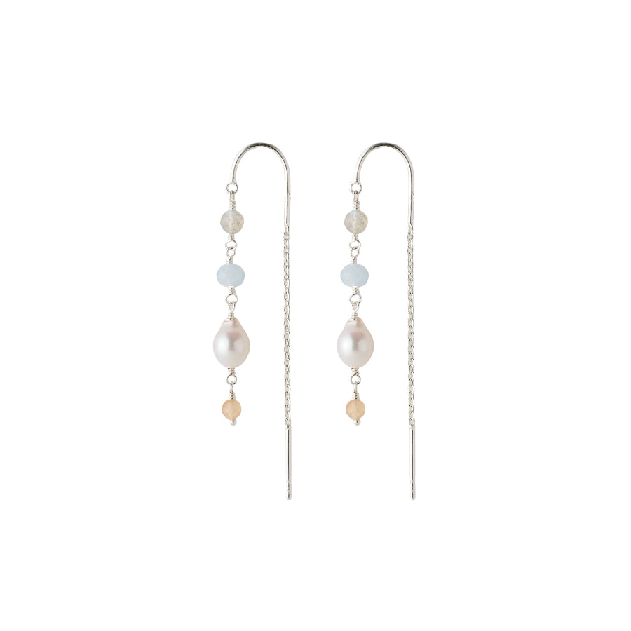 Pernille Corydon Mellow Blue Earrings Silver visar droppformade silverörhängen med blå och pärldetaljer. Modell E-375-S.