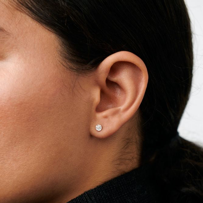 Pernille Corydon Mini Nature öronproppar i silver dyker upp diskret i örat på en kvinna. Modell E-391-S-2