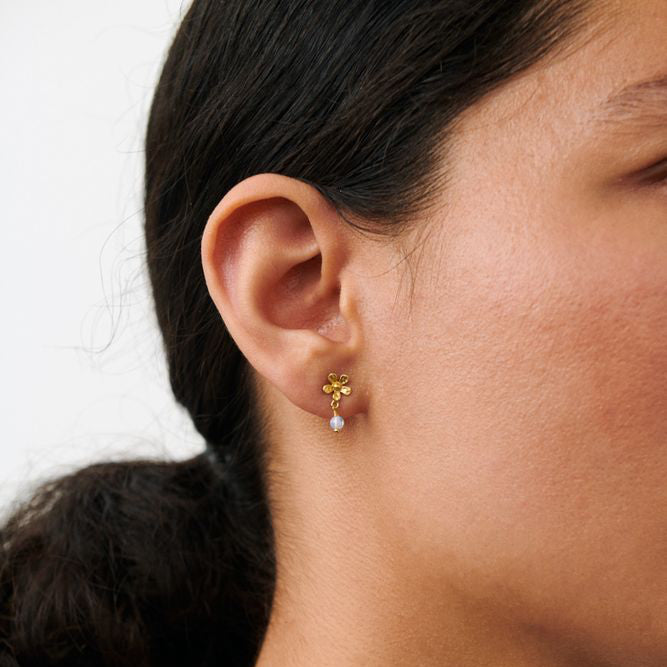 Pernille Corydon Moonstone Poppy örhängen i guldpläterat silver med blomdetalj och vit sten, modell E-370-GP