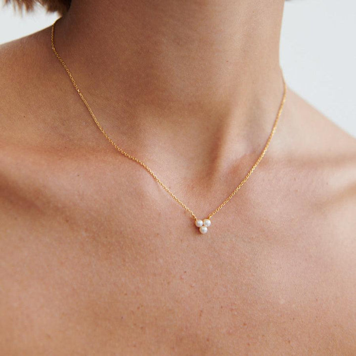 Pernille Corydon Ocean Bay guldpläterat pärlhalsband med små vita pärlor på modell. Modell N-442-GP-1