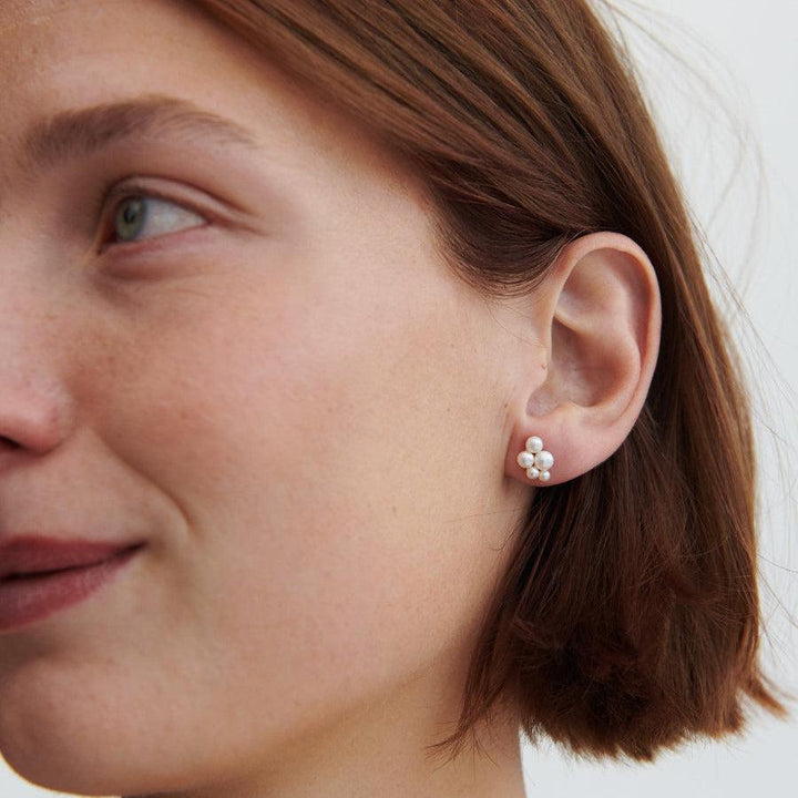 Pernille Corydon Ocean Bay guldpläterade pärlörhängen som bärs nära örat, feminina vita pärlor. Modell E-442-GP-2.