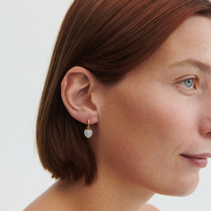 Pernille Corydon Ocean Heart Guldpläterade Huggies syns på örat, hjärtformat hänge i guld. Modell E-387-GP-2